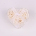 Elegante geschenkdoos met drie witte hartvormige zeepbloemen en een wit lint - Wit