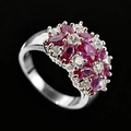 Anillo de flor plateado con gemas ovaladas magenta y circonitas blancas en fondo negro - Talla 7 / Rosa