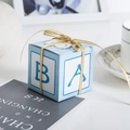 Boîte cadeau bleue avec lettres B et A et ruban doré pour les fêtes de bébé - Boîte Bleue + Étiquette Ronde + Fil Doré Brillant