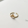 Anillo ajustable de plata de ley S925 dorada con circonitas geométricas en forma de V - J727 Anillo de Triángulo de Tótem / Dorado