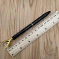 Penna a sfera in metallo nero lucido con un grande diamante in cristallo e castone oro - Nero