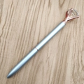 Penna a sfera in metallo argento con grande diamante di cristallo su base oro rosa - Argento Opaco