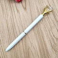 Penna a sfera in metallo bianco con un grande diamante di cristallo e finiture dorate - Bianco
