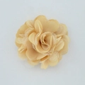 Vue macro d'une fleur en tissu champagne de 5 cm avec une texture en dentelle délicate - N°4 Kaki