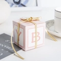 Boîte à dragées rose avec ruban doré et lettres Y et B pour fête d'anniversaire bébé - Boîte Rose + Étiquette Ronde + Fil Doré Brillant