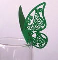 Détail de carte papillon verte découpée au laser sur rebord de verre pour mariage - vert foncé