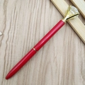 Penna a sfera in metallo rosso con grande diamante finto e dettagli dorati su legno - Rosso