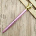 Penna a sfera in metallo rosa satinato con grande diamante in cristallo e oro - Rosa