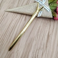 Penna a sfera in metallo dorato con grande diamante su una scrivania in legno - Oro Lucido