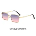 Lunettes de soleil rectangulaires en métal doré avec verres dégradés gris rose et bords moletés - Monture Dorée Verres Gris Rose