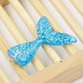 Blauwe glitter hars zeemeerminstaart hanger op een rustieke houten standaard - Hemelsblauw