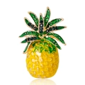Spilla creativa ad ananas con smalto giallo e foglie di cristallo verde su sfondo bianco - Stile Ananas Giallo (C047-A)