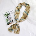 Dettaglio di sciarpa in seta beige con catene dorate e stampa a cintura blu sul tessuto - Stampa Cintura Blu Catena Oro Beige (12)