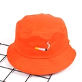 Detail der Zigarettenbestickung auf orangefarbenem Polyester-Fischerhut - M (56-58cm) / Orange