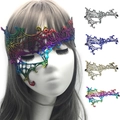 Detailansicht der bunten Spitzenmaske mit feiner Stickerei und verschiedenen Farboptionen. - 4 Farben (Gold, Silber, Blau, Bunt)