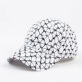 Vista laterale dettagliata a 45 gradi del cappello con motivi geometrici a triangolo - Regolabile / Stampa a Traliccio Geometrico - Bianco