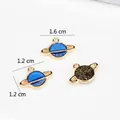 Gouden planeet hanger met blauwe glitters voor DIY sieraden, afmeting 1,6 cm x 1,2 cm - Kleine Planeet / 1.2x1.6cm