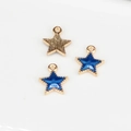 Gedetailleerde weergave van stervormige hangers met blauw email en goud voor sieraden - Pentagram / Ongeveer 2.1cm