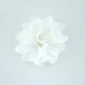 Vue détaillée d'une fleur en tissu blanc de 5cm avec mesh pour accessoires de cheveux - N° 2 Blanc