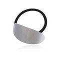Coletero minimalista con una placa ovalada de metal cepillado plateado sobre blanco - Mate cepillado / Plateado