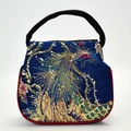 Mini bolso étnico con bordado de pavo real, tela azul y lentejuelas doradas sobre blanco - Azul