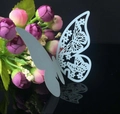 Détail d'une carte de place papillon découpée au laser en bleu clair sur des fleurs - Bleu Clair