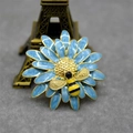 Broche marguerite en émail bleu avec une petite abeille dorée et finition polie - Bleu Perle