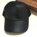 Dettaglio cappellino da baseball con paillettes nere e retro in rete traspirante - Senza Etichetta / Nero