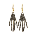 Orecchini pendenti gotici a forma di mano di scheletro in bronzo vintage su sfondo bianco - Artiglio di scheletro / Oro Antico