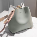 Borsa a secchiello in pelle con motivo litchi in colori a contrasto verde, bianco e rosa - Grigio