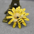 Broche chic en émail marguerite jaune avec une abeille dorée sur fond gris - Jaune Perle