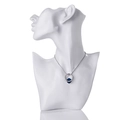 Élégant collier argenté avec pendentif cristal bleu carré sur buste de mannequin - Présentoir Collier Demi-visage / Blanc