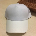 Dettaglio cappellino da baseball bianco con paillettes glitterate e retro in rete traspirante - Senza Etichetta / Bianco