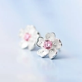 Rosa Kirschblüten-Ohrstecker in Silberoptik mit einem runden rosa Kristallstein - Kirschblüten-Ohrstecker / Rosa