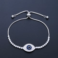 Detalle macro de pulsera Ojo Turco de plata con cristales azules y circonitas blancas - Mal de ojo