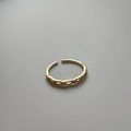 Minimalistischer goldener LOVE Ring mit Vintage-Relieftextur und verstellbarem Band - Schmaler Ring / 18K Gold