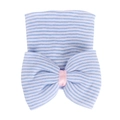 Détail d'un bonnet bébé à rayures bleu et blanc orné d'un nœud décoratif rose tendre - Bleu