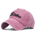 Berretto da baseball in denim rosa lavato con ricamo nero Croatia in corsivo - Regolabile / Rosa Lavato (Ricamo Croazia)