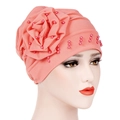 Dettaglio del turbante corallo con fiore 3D fatto a mano ed eleganti perle decorative - Rosso Anguria