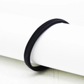 Detail eines schwarzen elastischen Metall-Ärmelhalters für Herren auf weißem Grund - Schwarz