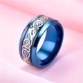 Detalle de anillo ancho azul pulido para hombre con patrón de dragón celta dorado - Talla 7 / Azul con base azul e incrustación de oro