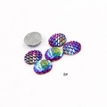 Makro-Detail von schillernden Fischschuppen-Harz-Cabochons für DIY-Schmuck - Nr. 8 (Dreifarbig AB) / 10mm