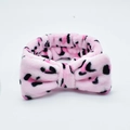 Dettaglio della fascia in peluche rosa con stampa leopardata, fiocco e consistenza morbida - Fascia con Fiocco (155#) / Leopardo Rosa