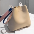 Borsa a secchiello bicolore beige e bianca con tracolla larga e finiture dorate - Cachi