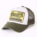 Detailansicht der Vintage Trucker Cap mit olivgrünem Netz und gelbem Western Patch - Verstellbar (54-62cm) / Armeegrün