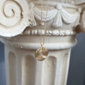 Halskette aus 925er Sterlingsilber mit goldenem, gehimmeltem Rundanhänger an feiner Kette - Bienenwabe Runde Platte (50cm Kette) / 18K Gold / Gold