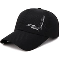 Zwarte sport baseballpet met ademende lasergaatjes en witte modieuze belettering - Eén Maat(Verstelbaar) / Zwart