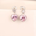 Vue macro de boucles d'oreilles en argent S925 avec rubis rose en forme de cœur - Zircon Rose Plaqué Or Blanc