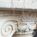 Exquisite goldene Bienen-Halskette mit Mikro-Pavé-Kristallen an einer feinen Gliederkette - Kleine Biene Anhänger (41-45cm Kette) / 18K Gold / Gold