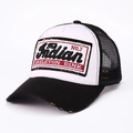 Dettaglio cappello trucker vintage con rete, patch ricamata e visiera consumata - Regolabile / Nero